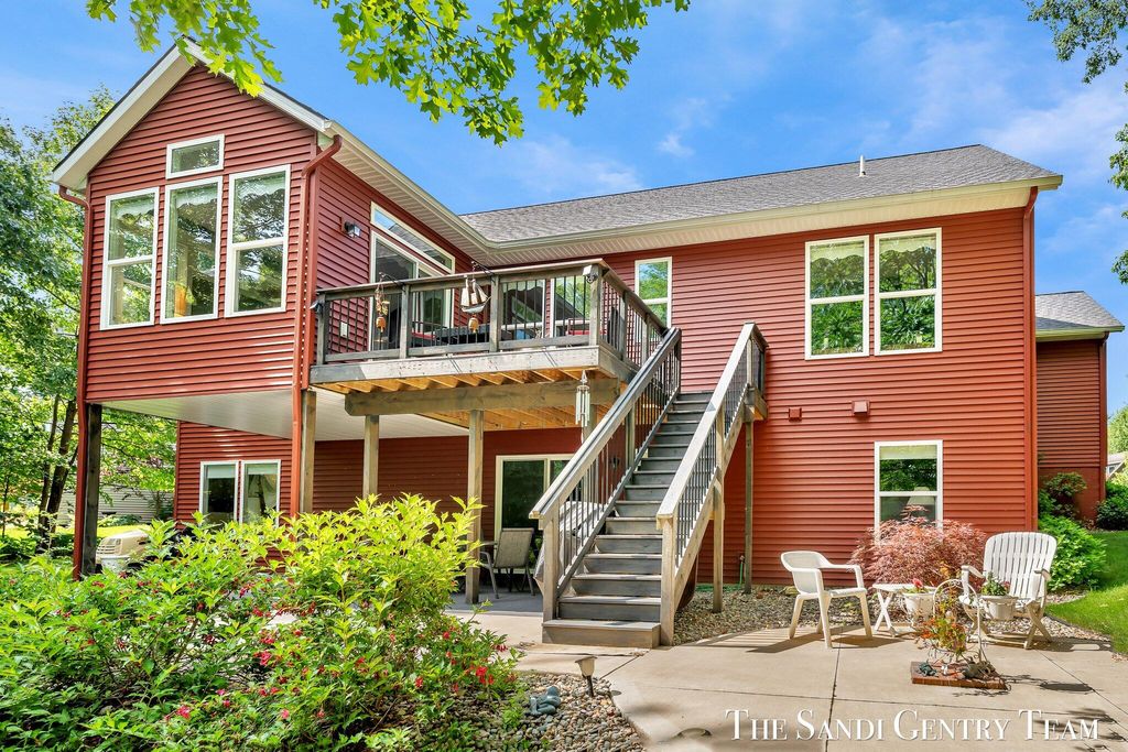 Photo of 17952 Spring Tree Court, Spring Lake, MI 49456 (MLS # 25031391)