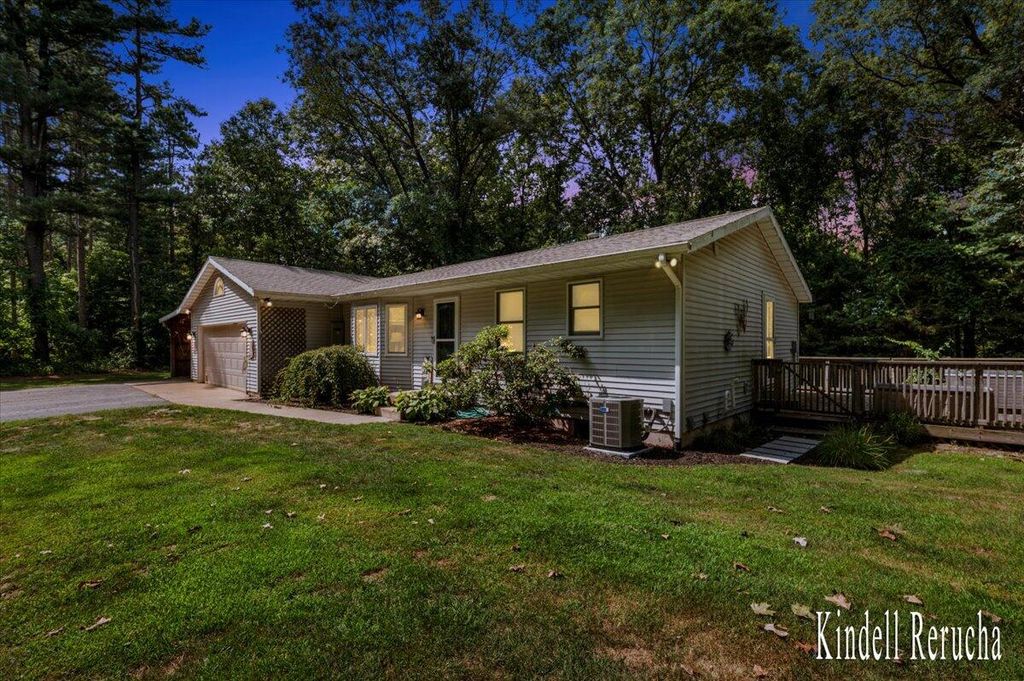 Photo of 699 Lincoln Lake Avenue NE, Lowell, MI 49331 (MLS # 25042973)