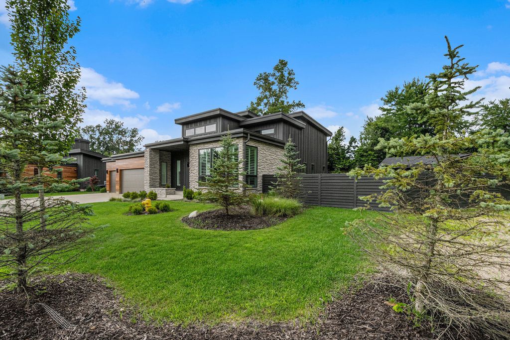 Photo of 6569 Round Hill Court SE, Grand Rapids, MI 49546 (MLS # 25050804)