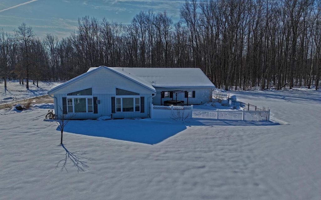 Photo of 31643 Frost Street, Dowagiac, MI 49047 (MLS # 26005420)