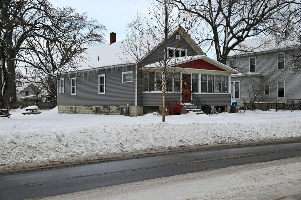 Photo of 1345 Washington Avenue, Grand Haven, MI 49417 (MLS # 25061103)