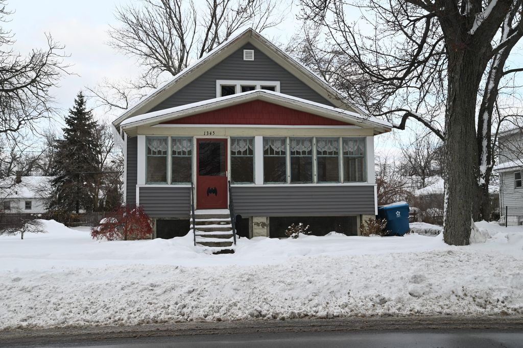 Photo of 1345 Washington Avenue, Grand Haven, MI 49417 (MLS # 25061103)