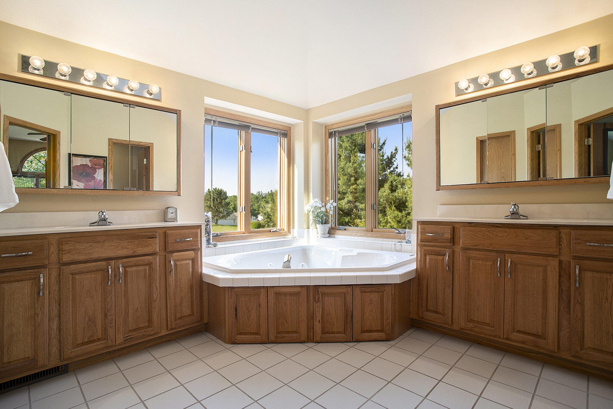 Battle Creek, Michigan 49014, United States, 4 Bedrooms Bedrooms, ,3 BathroomsBathrooms,Residential,Pending,148935