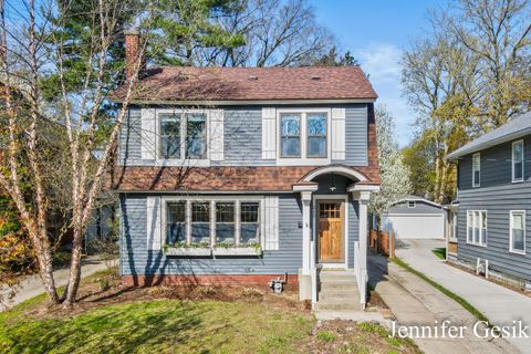 Photo of 215 Glenhaven Avenue NW, Grand Rapids, MI 49504 (MLS # 26017278)