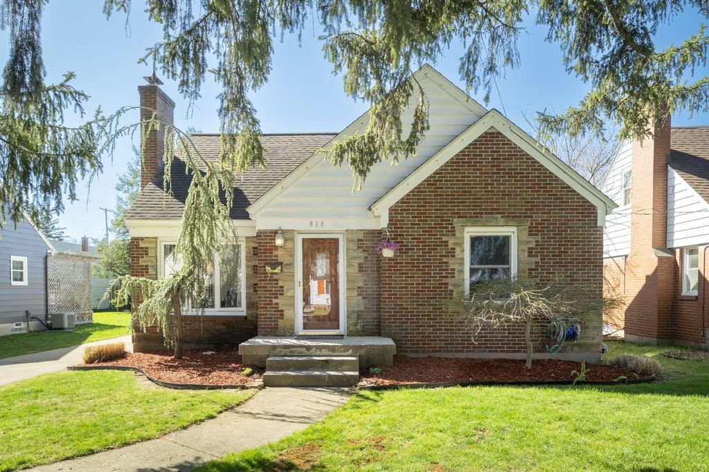 Photo of 910 Nevada Street SE, Grand Rapids, MI 49507 (MLS # 24019770)