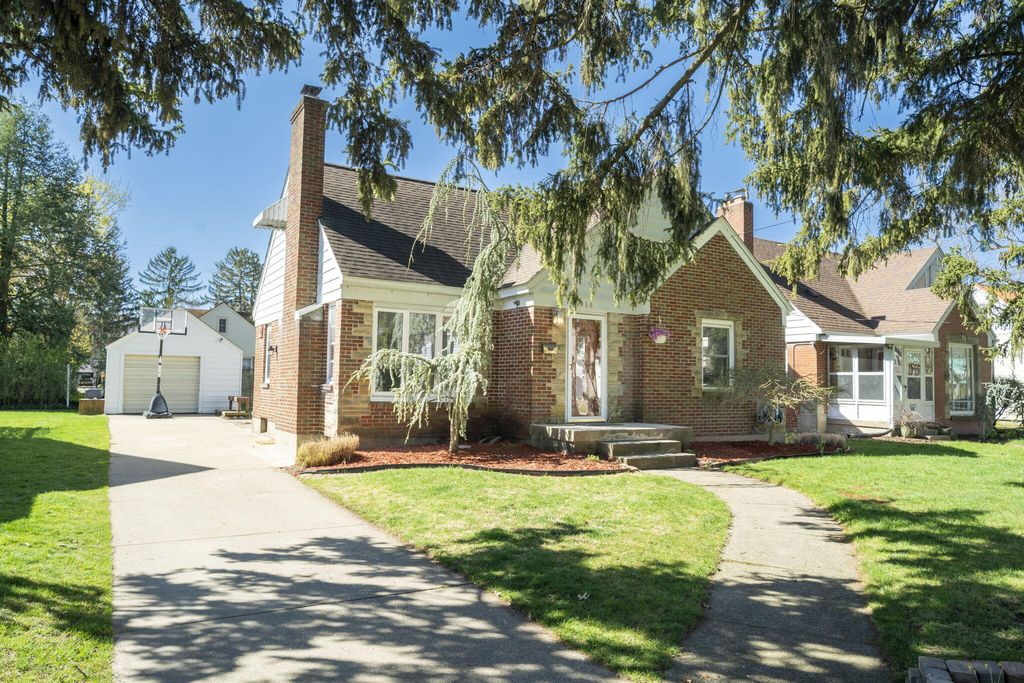 Photo of 910 Nevada Street SE, Grand Rapids, MI 49507 (MLS # 24019770)