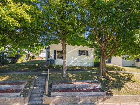 Photo of 703 E Dowland St, Ludington, MI 49431 (MLS # 25044581)