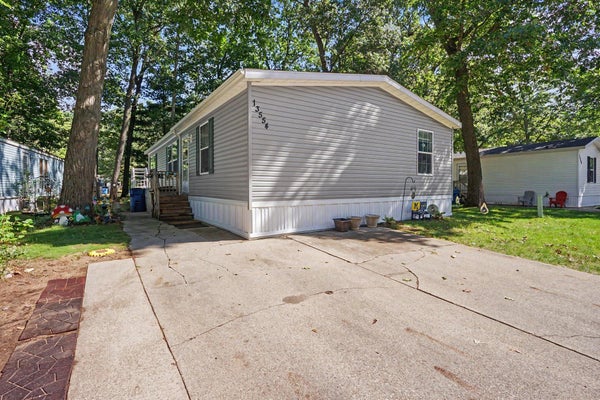13554 PINEWOOD DR, GRAND HAVEN, MI 49417 - Image 98fcd6e6b19bbd7757fdea812ce92b8e/716814658