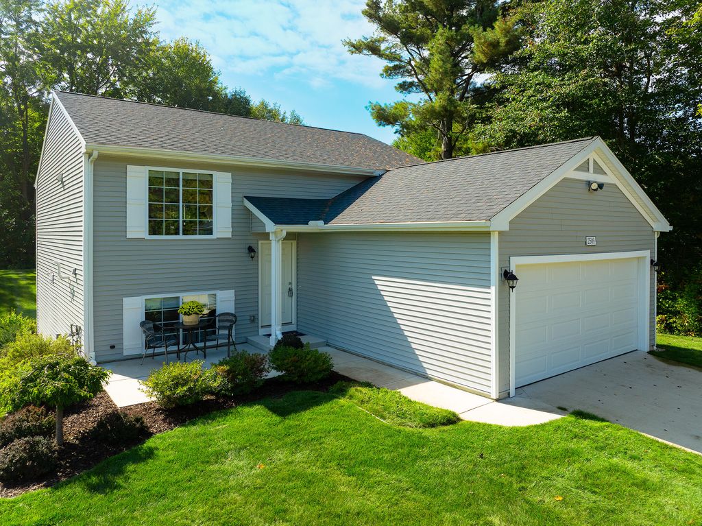 Photo of 2509 August Avenue, Muskegon, MI 49444 (MLS # 25050053)