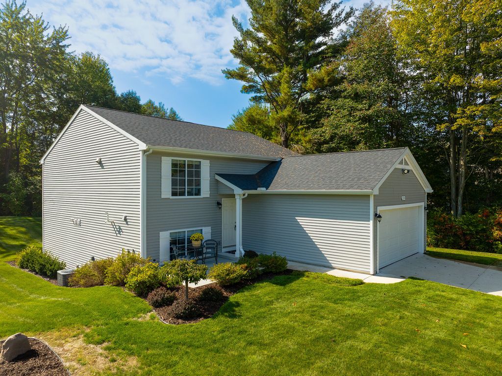 Photo of 2509 August Avenue, Muskegon, MI 49444 (MLS # 25050053)