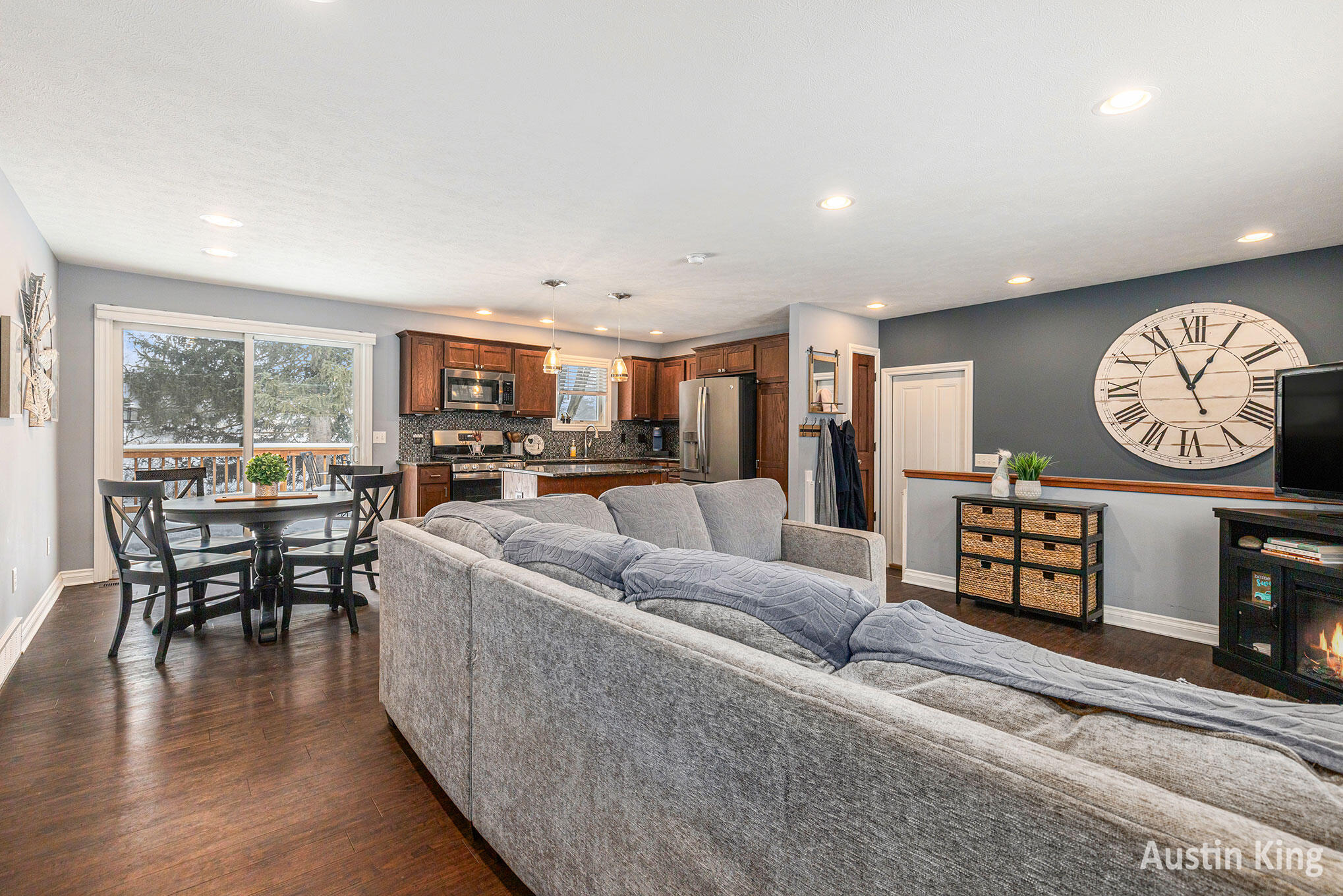 Belmont, Michigan 49306, United States, 4 Bedrooms Bedrooms, ,3 BathroomsBathrooms,Residential,Pending,1760