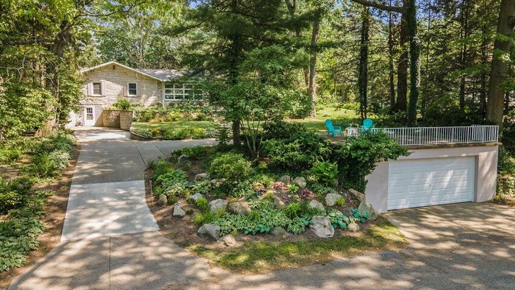 Photo of 17708 Oakwood Drive, Spring Lake, MI 49456 (MLS # 26001086)