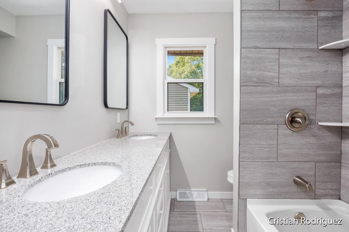 Photo 13 of 19 of 4832 Aleda Avenue SE house
