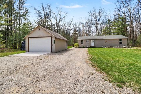 Photo of 734 Skocelas Road N, Manistee, MI 49660 (MLS # 26020780)