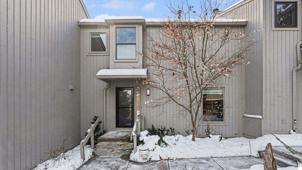 Photo of 2176 Overlook Court, Ann Arbor, MI 48103 (MLS # 26004919)