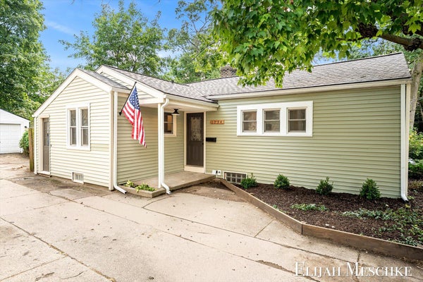 1034 GRISWOLD ST SE, GRAND RAPIDS, MI 49507 - Image 9d9ed9d9fd6ccbb6e0613e677e1d5ee5/2796274484