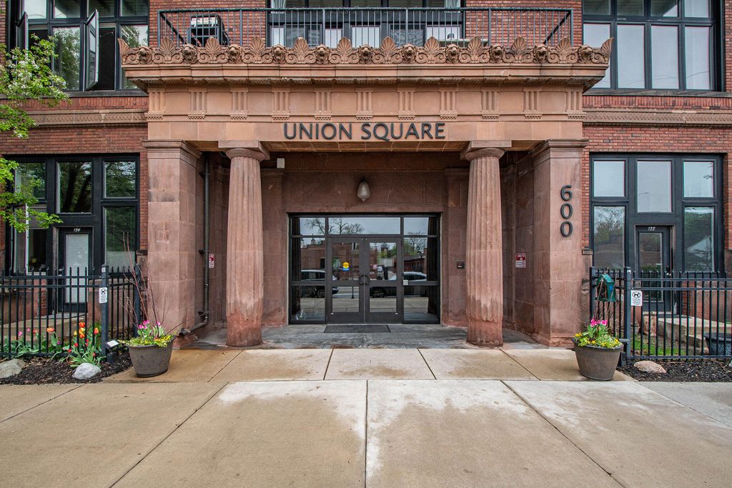 Photo of 600 Broadway Avenue NW #234, Grand Rapids, MI 49504 (MLS # 25056346)