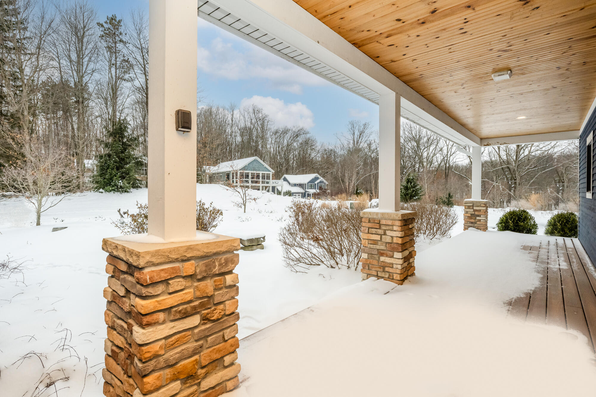 11087 Lake Shore Drive