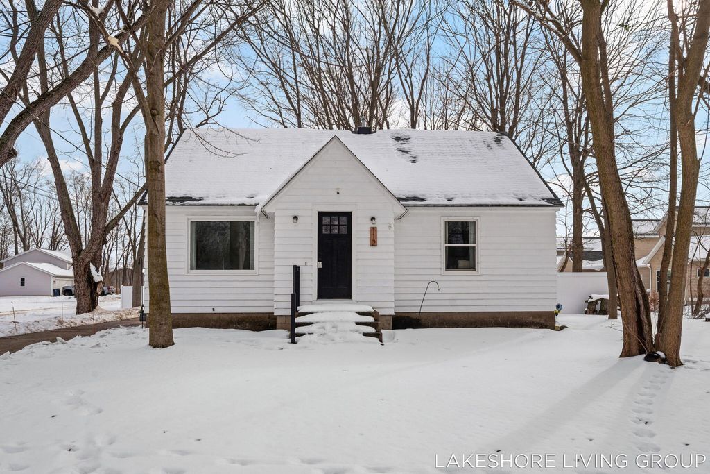 Photo of 112 E 40th Street, Holland, MI 49423 (MLS # 26004905)