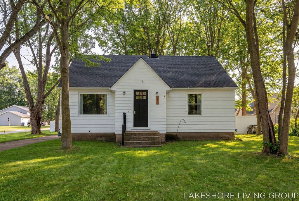Photo of 112 E 40th Street, Holland, MI 49423 (MLS # 26004905)