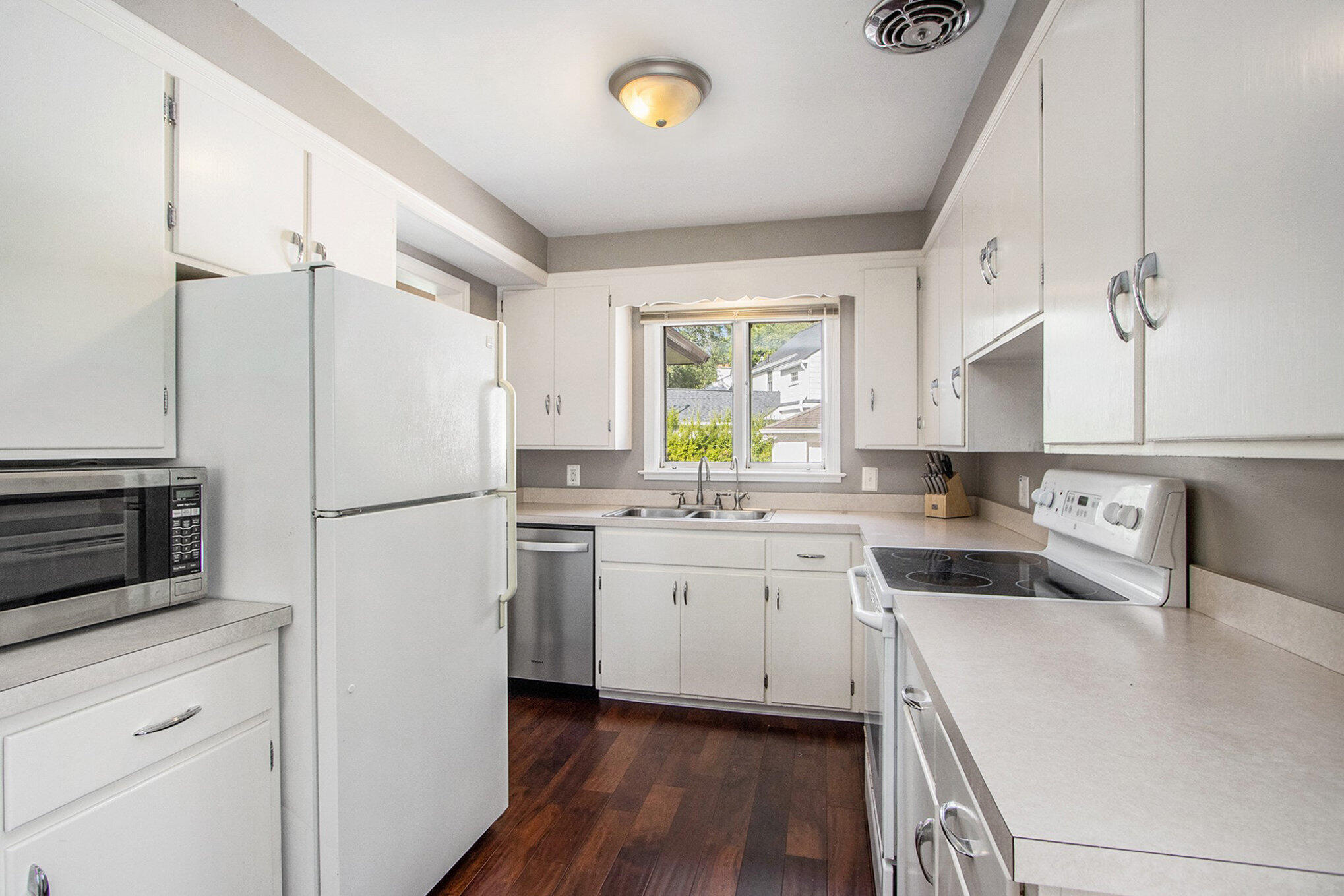 Kalamazoo, Michigan 49008, United States, 3 Bedrooms Bedrooms, ,2 BathroomsBathrooms,Residential,Active,198300