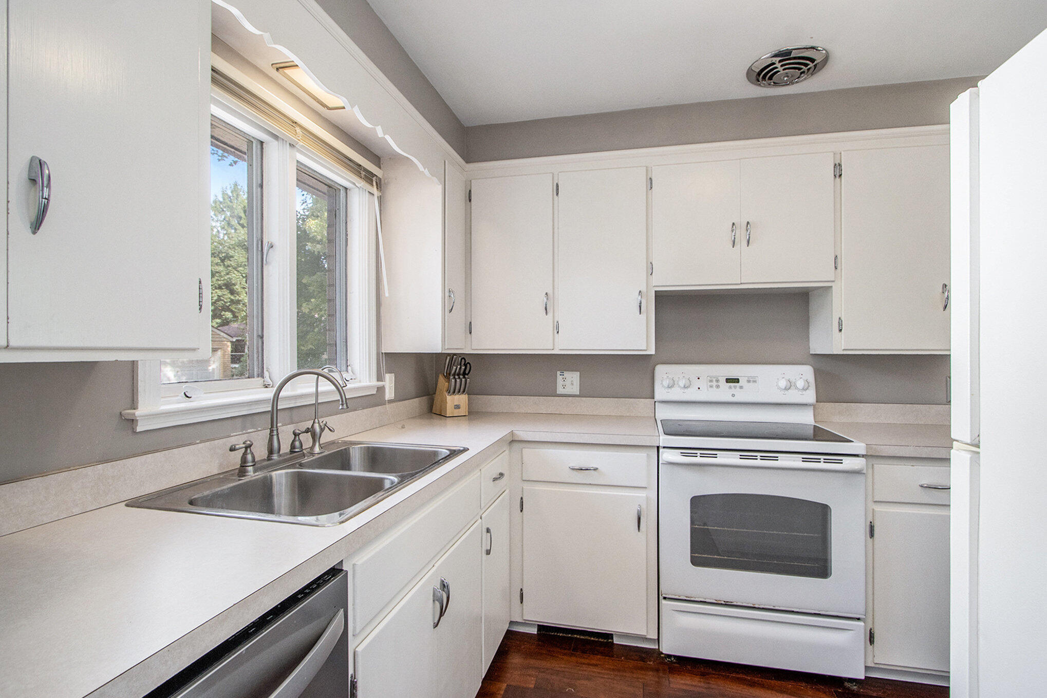 Kalamazoo, Michigan 49008, United States, 3 Bedrooms Bedrooms, ,2 BathroomsBathrooms,Residential,Active,198300