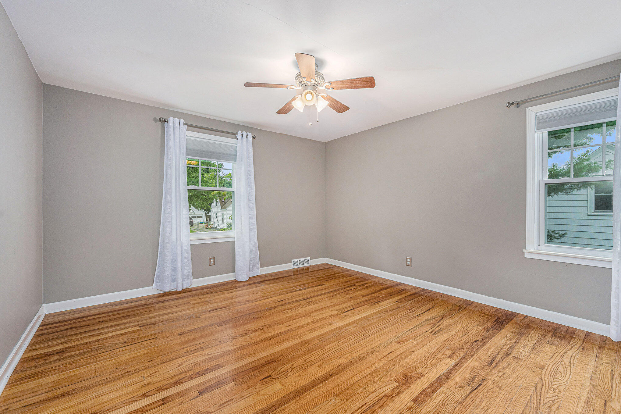 Kalamazoo, Michigan 49001, United States, 3 Bedrooms Bedrooms, ,2 BathroomsBathrooms,Residential,Active,195022