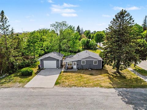 Photo of 701 W Loomis Street, Ludington, MI 49431 (MLS # 26032981)
