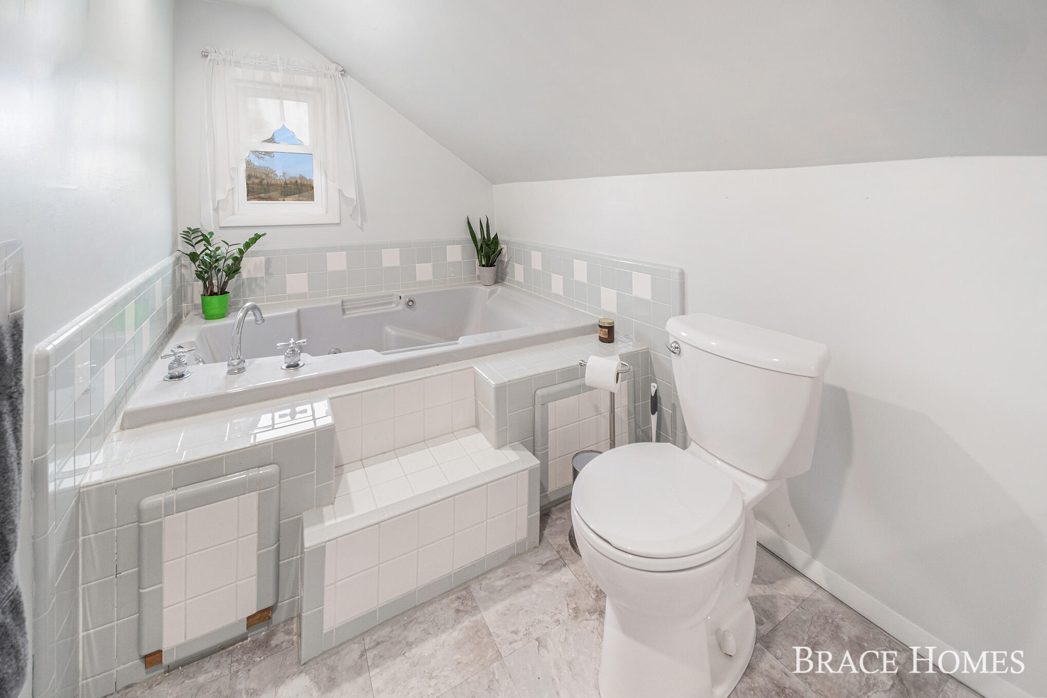 Comstock Park, Michigan 49321, United States, 3 Bedrooms Bedrooms, ,3 BathroomsBathrooms,Residential,Pending,121965