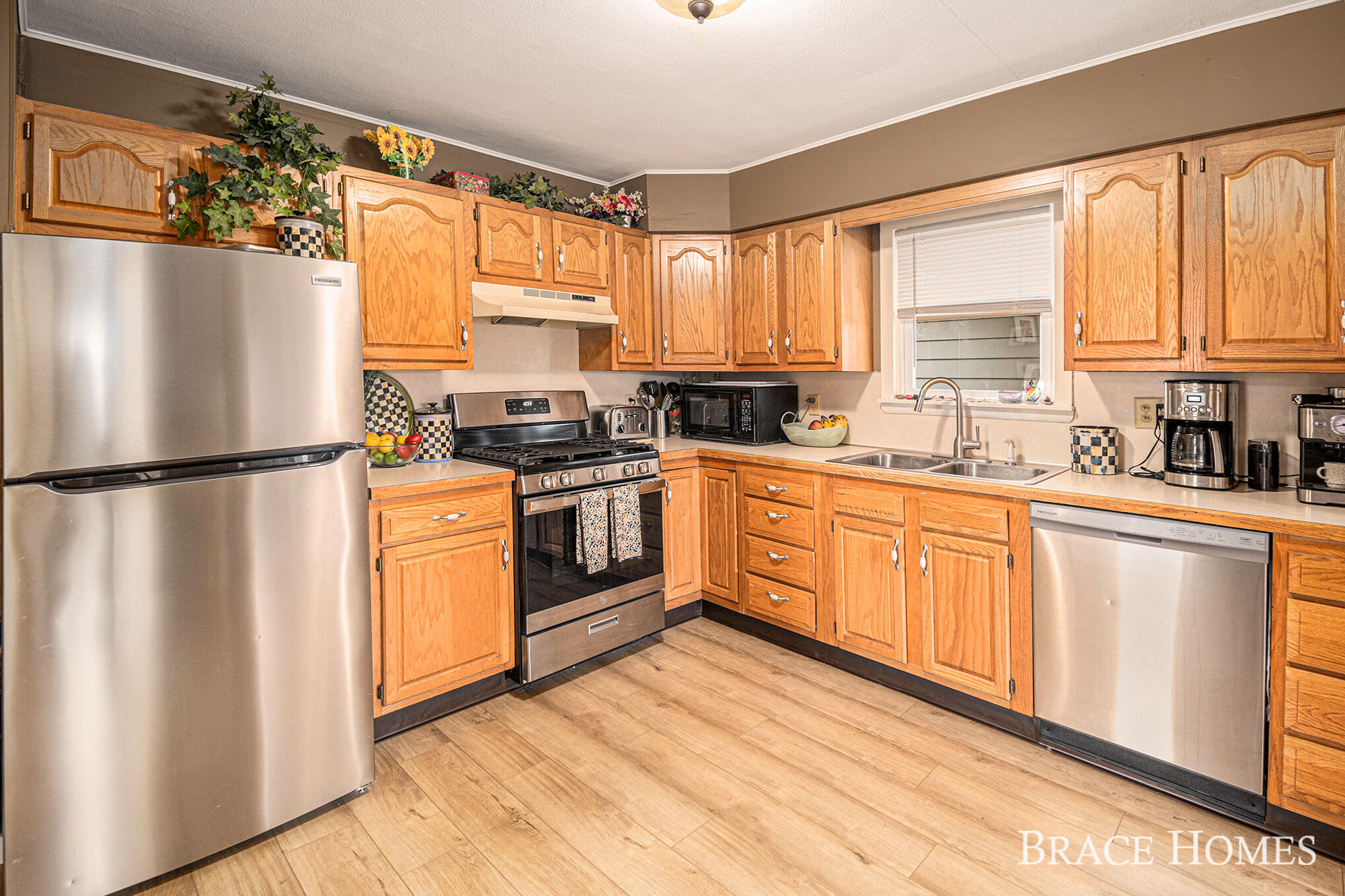 Comstock Park, Michigan 49321, United States, 3 Bedrooms Bedrooms, ,3 BathroomsBathrooms,Residential,Pending,121965