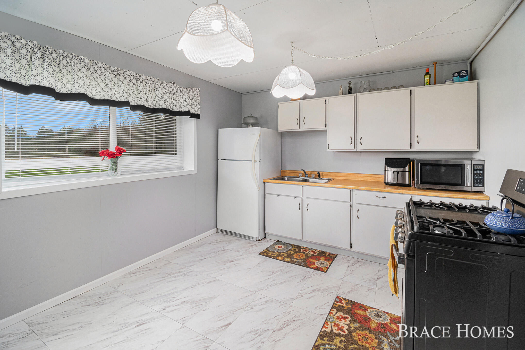 Comstock Park, Michigan 49321, United States, 3 Bedrooms Bedrooms, ,3 BathroomsBathrooms,Residential,Pending,121965