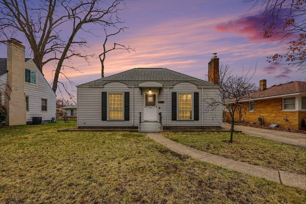 Photo of 1415 Randolph Avenue, Muskegon, MI 49441 (MLS # 26013921)
