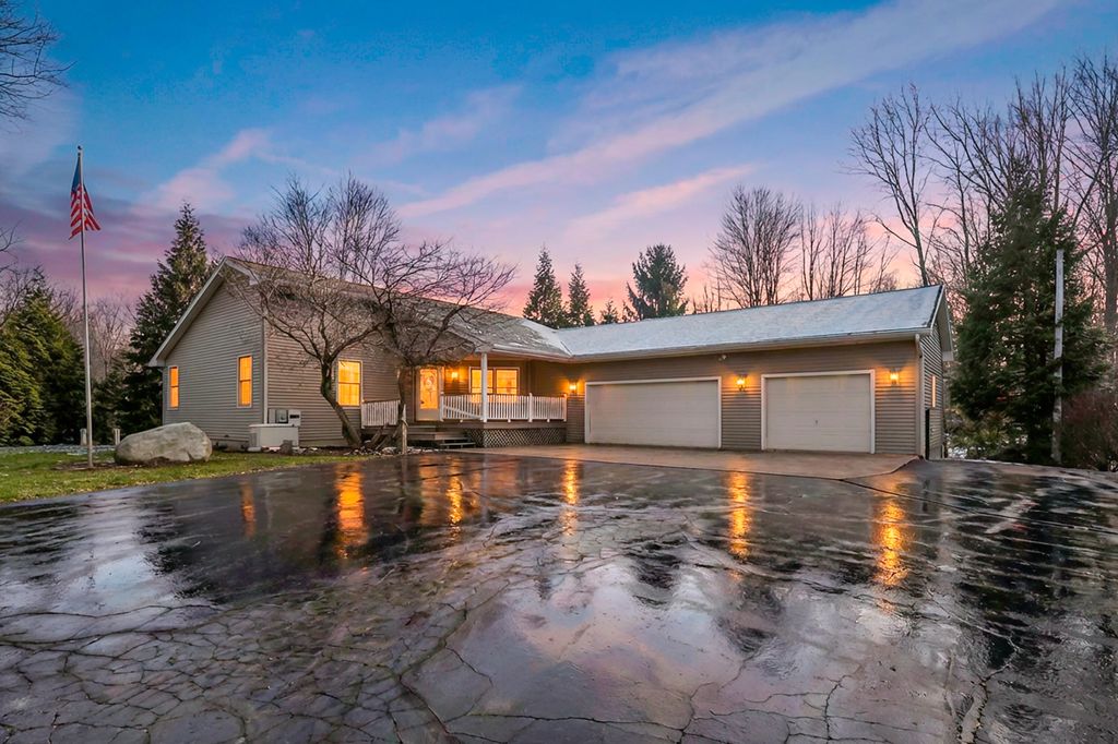 Photo of 10816 E XY Avenue, Vicksburg, MI 49097 (MLS # 26002833)