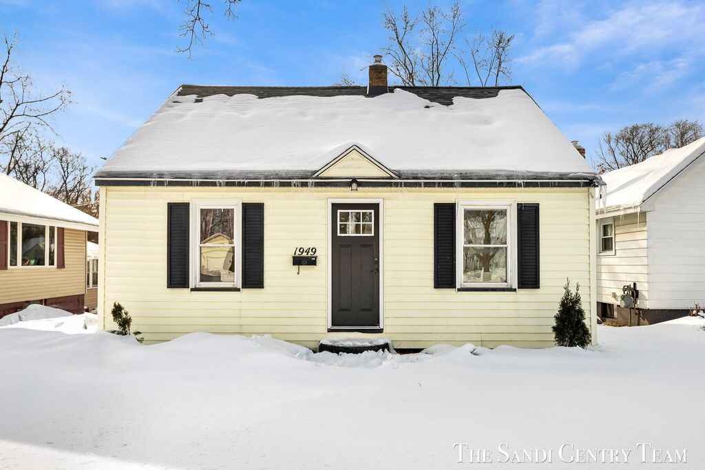 Photo of 1949 Letart Avenue, Muskegon, MI 49441 (MLS # 26005012)