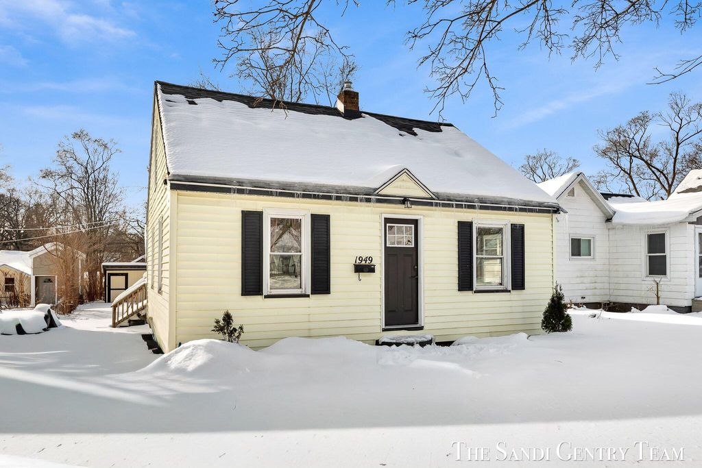Photo of 1949 Letart Avenue, Muskegon, MI 49441 (MLS # 26005012)