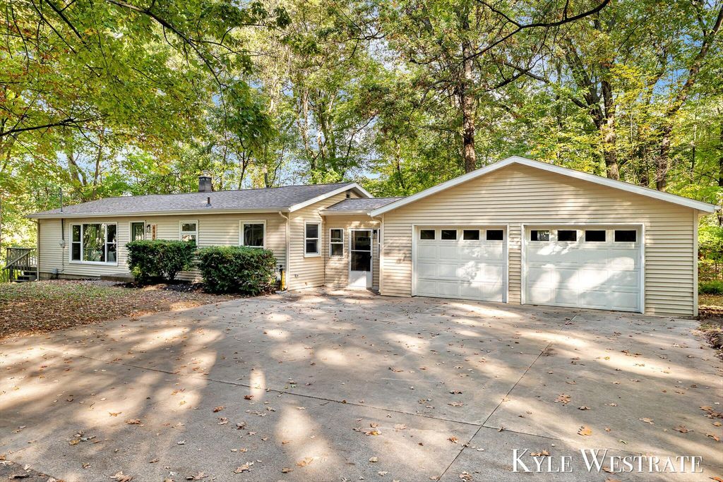 Photo of 8446 Brower Avenue NE, Rockford, MI 49341 (MLS # 25055542)