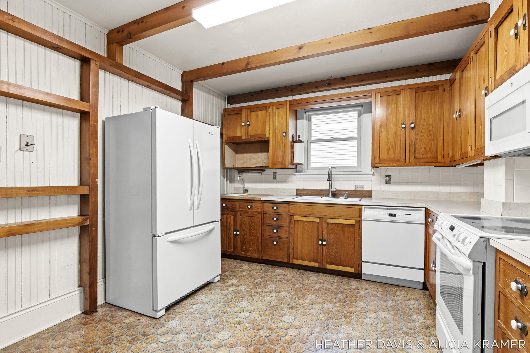 Holland, Michigan, 49423, United States, 5 Bedrooms Bedrooms, ,3 BathroomsBathrooms,Residential,Active,2041773