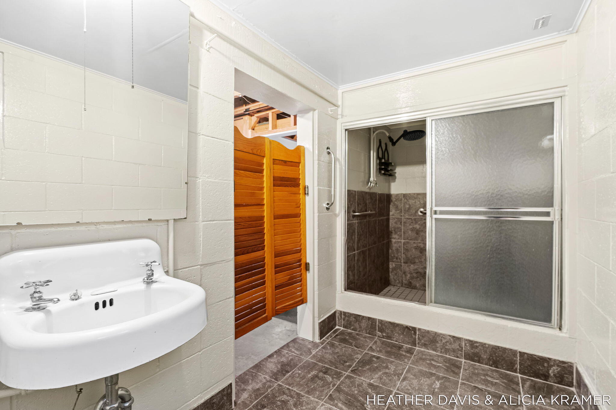 Holland, Michigan, 49423, United States, 5 Bedrooms Bedrooms, ,3 BathroomsBathrooms,Residential,Active,2041773