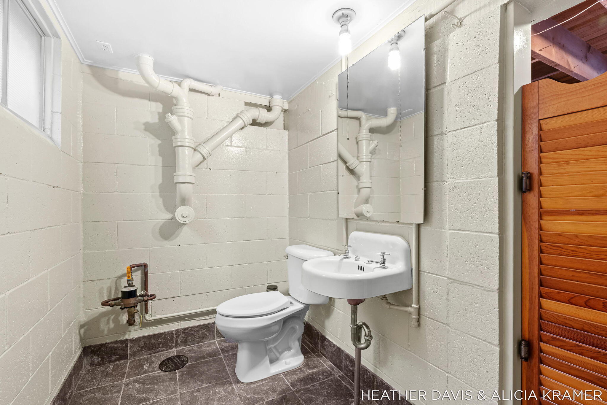 Holland, Michigan, 49423, United States, 5 Bedrooms Bedrooms, ,3 BathroomsBathrooms,Residential,Active,2041773