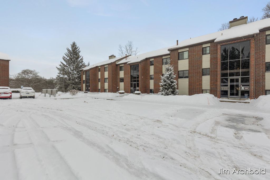 Photo of 3368 Devonwood Hills Drive NE #B, Grand Rapids, MI 49525 (MLS # 26002968)
