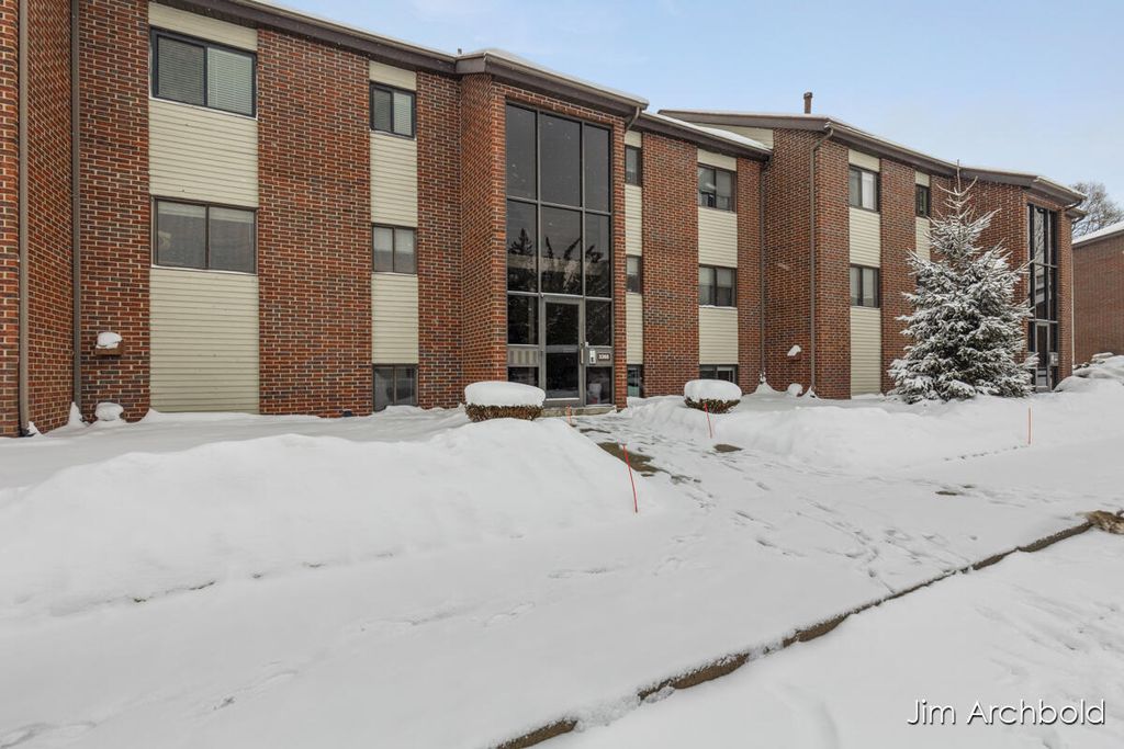 Photo of 3368 Devonwood Hills Drive NE #B, Grand Rapids, MI 49525 (MLS # 26002968)