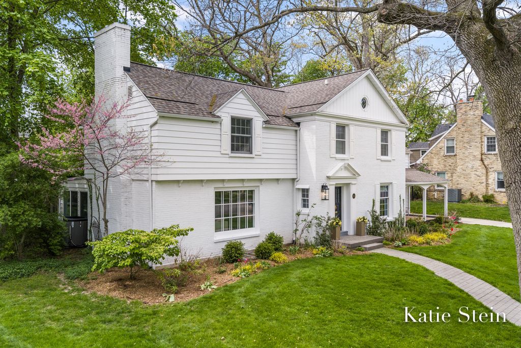 Photo of 833 Gladstone Drive SE, East Grand Rapids, MI 49506 (MLS # 26017134)
