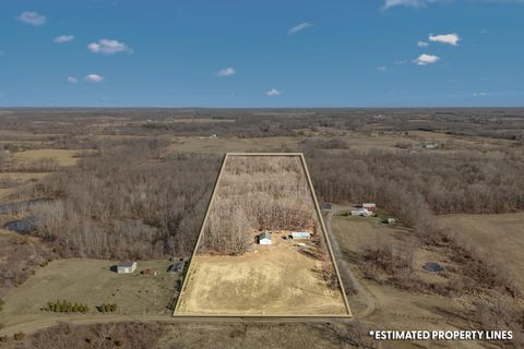 Photo of 2704 Woods View Drive, Hillsdale, MI 49242 (MLS # 26008994)