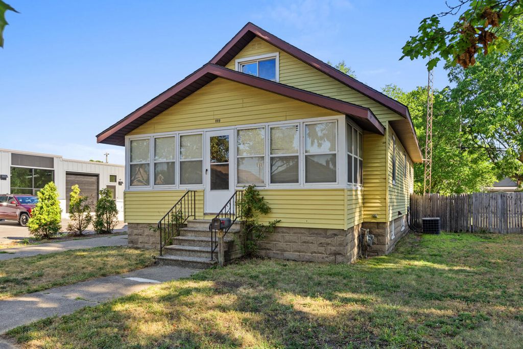 Photo of 1119 Columbus Avenue, Grand Haven, MI 49417 (MLS # 25036139)