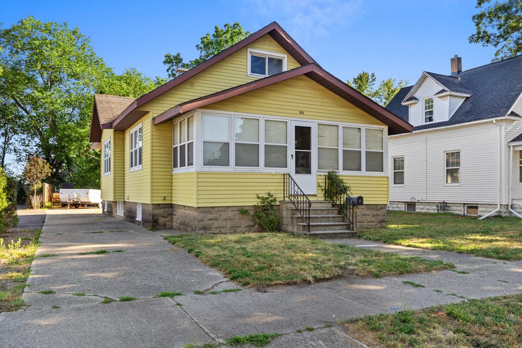 Photo of 1119 Columbus Avenue, Grand Haven, MI 49417 (MLS # 25036139)