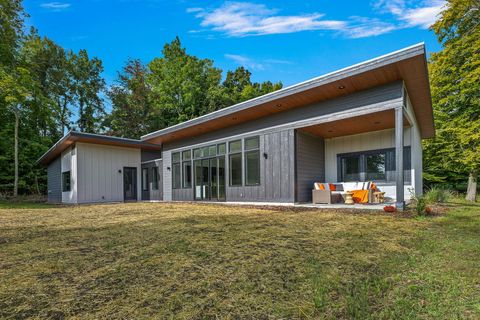 9122 Lakewood Trail Berrien Springs MI 49103