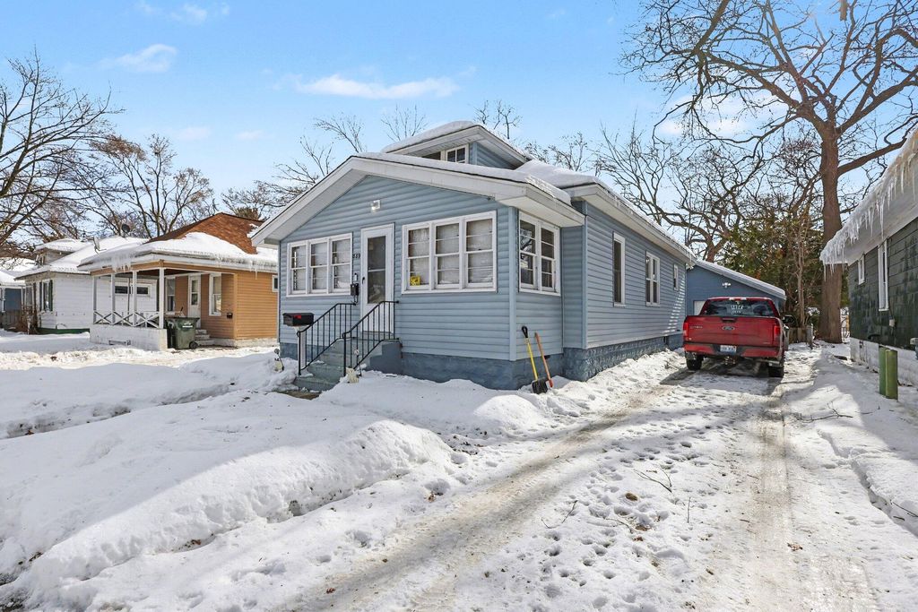 Photo of 889 Fleming Avenue, Muskegon, MI 49442 (MLS # 26005266)