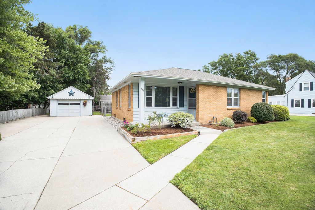 Photo of 465 W 32nd Street, Holland, MI 49423 (MLS # 25050670)