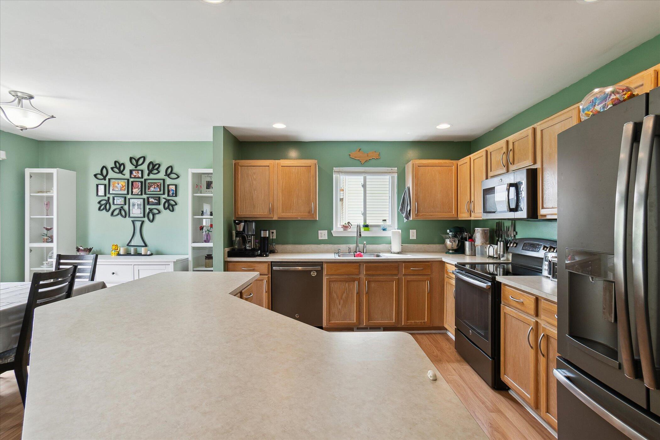 Ypsilanti, Michigan 48197, United States, 4 Bedrooms Bedrooms, ,3 BathroomsBathrooms,Residential,Pending,121230