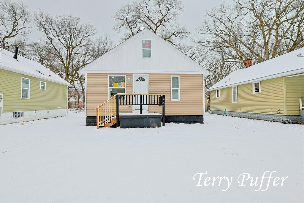 Photo of 3025 Waalkes Street, Muskegon, MI 49444 (MLS # 26010718)